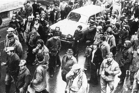 Zahlreiche Menschen umkreisten 1974 den Wagen, der Gemeindeakten in Oberasphe abholte. 