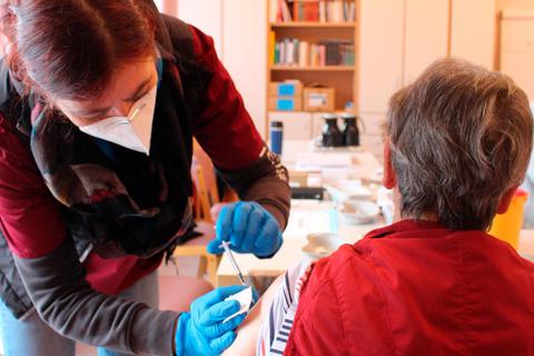 Juliane Schrakamp, Medizinische Fachangestellte, bei der Impfung einer Bewohnerin in einem Pflegeheim. Fachkenntnis und Einfühlungsvermögen gehören bei der Arbeit der Impfteams fest zusammen. © Landkreis Marburg-Biedenkopf