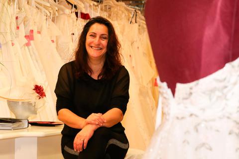 Daniela Näcker, Inhaberin von Pronto-Brautmoden in Kirchhain, bangt um die Existenz ihrer Branche. "Corona ist unser Untergang", sagt sie.  Foto: Tobias Hirsch 