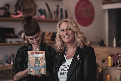 Nadine Beck (r.) und ihre Kollegin Rosa Schilling freuen sich über den Erfolg ihres Buchs "Sex in echt".