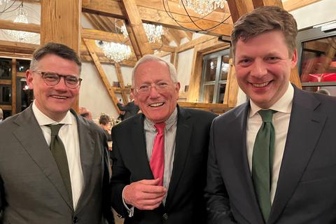 Ministerpräsident Boris Rhein (l.) und der Bundestagsabgeordnete Stefan Heck (r.) gratulieren dem ehemaligen Landrat und Minister Christean Wagner. Foto: CDU-Marburg-Biedenkopf