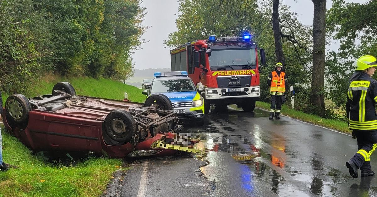Auto-landet-bei-Lohra-auf-dem-Dach