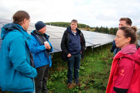 Alexander Sasse (links) und Kathrin Schumacher-Kalb (rechts) stellen den Besuchern ihren neuen Solarpark im Gewerbegebiet Salzbödetal vor. Foto: Sascha Valentin 