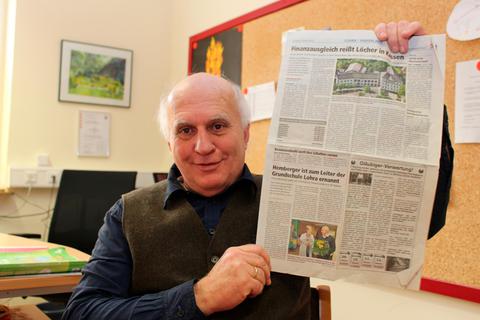 Im Oktober 2010 hatte Markus Hemberger seinen Einstand als Schulleiter in Lohra. Ein Zeitungsartikel erinnert daran. Jetzt geht er in den Ruhestand.  Foto: Gianfranco Fain 