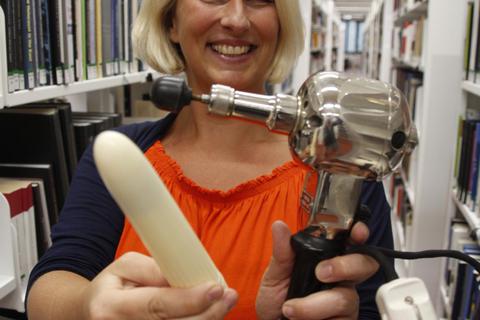 Zwei Designs, ein Zweck: Vibratoren sind das Forschungsgebiet der Marburger Doktorandin Nadine Beck. Sie sucht Zeitzeugen aus den 1960er-Jahren, die Erinnerungen und Erlebnisse rund um die Markteinführung des Sexspielzeugs in Deutschland haben.  Foto: Björn Wisker 