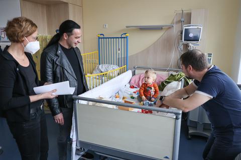 Comedy-Star Bülent Ceylan besuchte das UKGM. Nach der Radiosendung schaute er mit Prof. Stefanie Weber auf der Kinderstation vorbei.