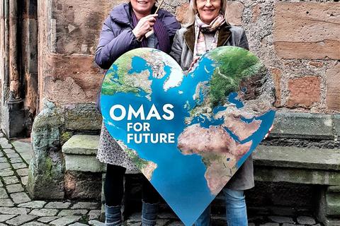 Sabine Altmann aus Cölbe (links) und Jutta Pfaff aus Lollar wollen den Klimaschutz voranbringen und eine lokale Gruppe der "Omas for Future"-Bewegung gründen.  Foto: Omas for Future 
