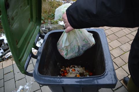 Biomüllbeutel gelten als kompostierbar, gehören laut Abfallverband aber trotzdem nicht in die grüne Tonne.