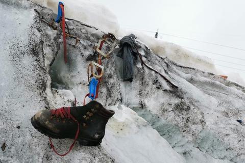 Ausrüstungsgegenstände, die auf dem Theodulgletscher gefunden wurden: In der Schweiz sind die Überreste eines Bergsteigers aus Amöneburg entdeckt worden, der vor 37 Jahren als vermisst gemeldet wurde.