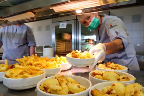Für viele Studierende, die für wenig Geld essen wollen, ist die Mensa Anlaufstelle Nummer eins. Foto: Nadine Weigel 
