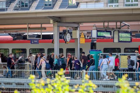 Reisende müssen am Pfingstwochenende am Marburger Bahnhof und in den Nahverkehrszügen enger zusammenrücken. Foto: Thorsten Richter 