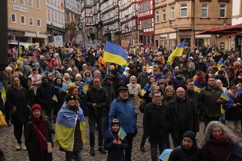 Mehr als 1000 Menschen demonstrieren am Samstag ihre Solidarität mit der Ukraine.