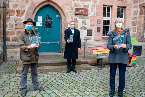 Oberbürgermeister Thomas Spies (Mitte) stellt zusammen mit Gesa Coordes und Ronald Füssel die neue Hexenroute samt Audioguide vor.  Foto: Patricia Grähling, Stadt Marburg 