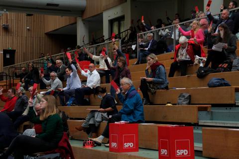 Die Delegierten des SPD-Unterbezirksparteitags bestätigen die vom Vorstand vorgelegte Kandidatenliste. Foto: Heiko Krause 