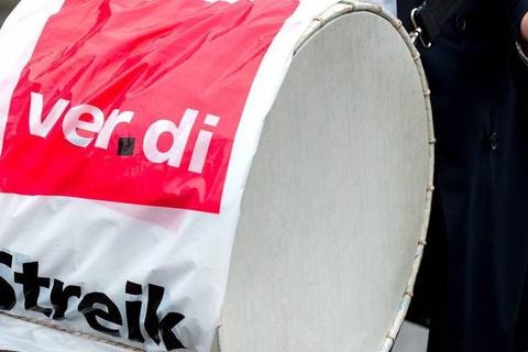 Eine Demonstrantin trommelt auf einer Trommel mit ver.di Logo.  Foto: Hauke-Christian Dittrich (Bild: dpa)