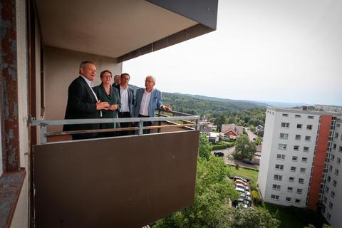 Bundesbauministerin Klara Geywitz besichtigt mit ihrem Staatssekretär Sören Bartol den Richtsberg in Marburg. Gewobau-Geschäftsführer Jürgen Rausch (rechts) und Oberbürgermeister Thomas Spies (links) führen sie herum. Nadine Weigel