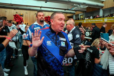 Einmarsch der Stars: Auch Profi Glen Durrant tritt in Marburg an. Foto: Thorsten Richter 