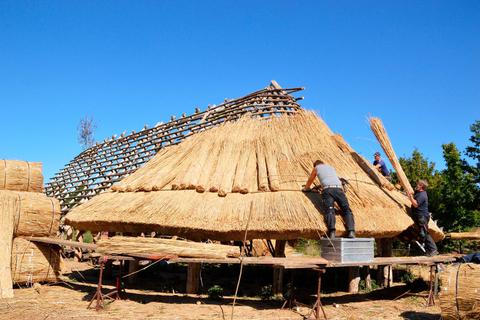Das neue Haus an der Bronzezeit-Station auf der "Zeiteninsel" nahe Argenstein erhält gerade ein Dach.  Foto: Ina Tannert 