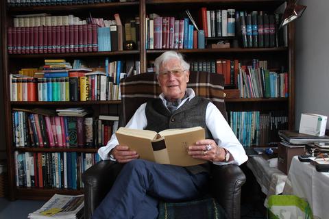 Der 90-jährige Günther Blum sitzt in seinem Studierzimmer. Mit 90 Jahren ist er Marburgs ältester Student.