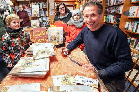 Willi Weitzel signiert Bücher in Lenis Buchhandlung in Kirchhain. Linus (6 Jahre, links) und Hannah (9 Jahre) holen sich ein Autogramm.