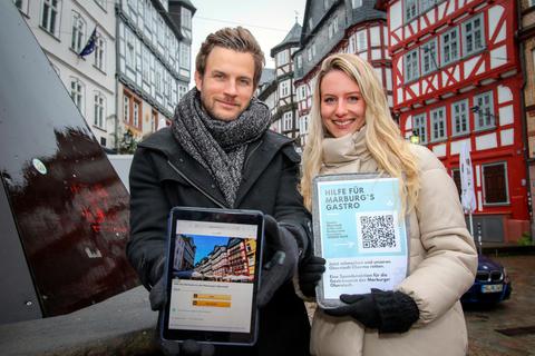Claudia Sophia Ritzenhoff und Timm Hoffman haben eine Spenden-Aktion, ein sogenanntes Crowdfunding, ins Leben gerufen, um die Gastronomie in der Marburger Oberstadt zu unterstützen. Foto: Thorsten Richter 