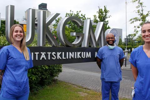 Lea Falkenhain (rechts), Philemon Williams und Anne Woldag sind Intensivpflegekräfte am Universitätsklinikum Gießen-Marburg (UKGM). Auf den Lahnbergen haben sie einen Instagram-Kanal eröffnet, um Einblick in ihre Arbeit zu geben. Foto: Björn Wisker 