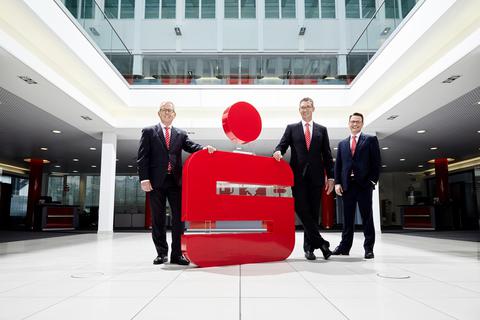 Der Vorstand der Sparkasse (v.l.) Harald Schick, Andreas Bartsch und Jochen Schönleber zieht eine positive Bilanz.  Foto: Sparkasse 