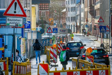 Nadelöhr: Alle Verkehrsteilnehmer müssen noch ein paar Monate mit der Engstelle in Höhe des Marburger Oberstadtparkhauses leben.  Foto: Thorsten Richter 