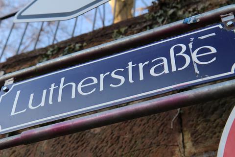 In der Marburger Lutherstraße stehen mehrere Verbindungshäuser. Eines wurde im Sommer 2020 zum Tatort. Am Amtsgericht Marburg wurde das Urteil gegen drei Angeklagte gesprochen.