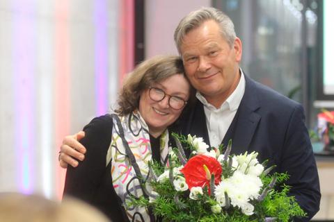 Marburgs alter und neuer Oberbürgermeister Thomas Spies freut sich über seine knappe Wiederwahl - erste Gratulantin ist seine Ehefrau.  Foto: Hartmut Bünger 