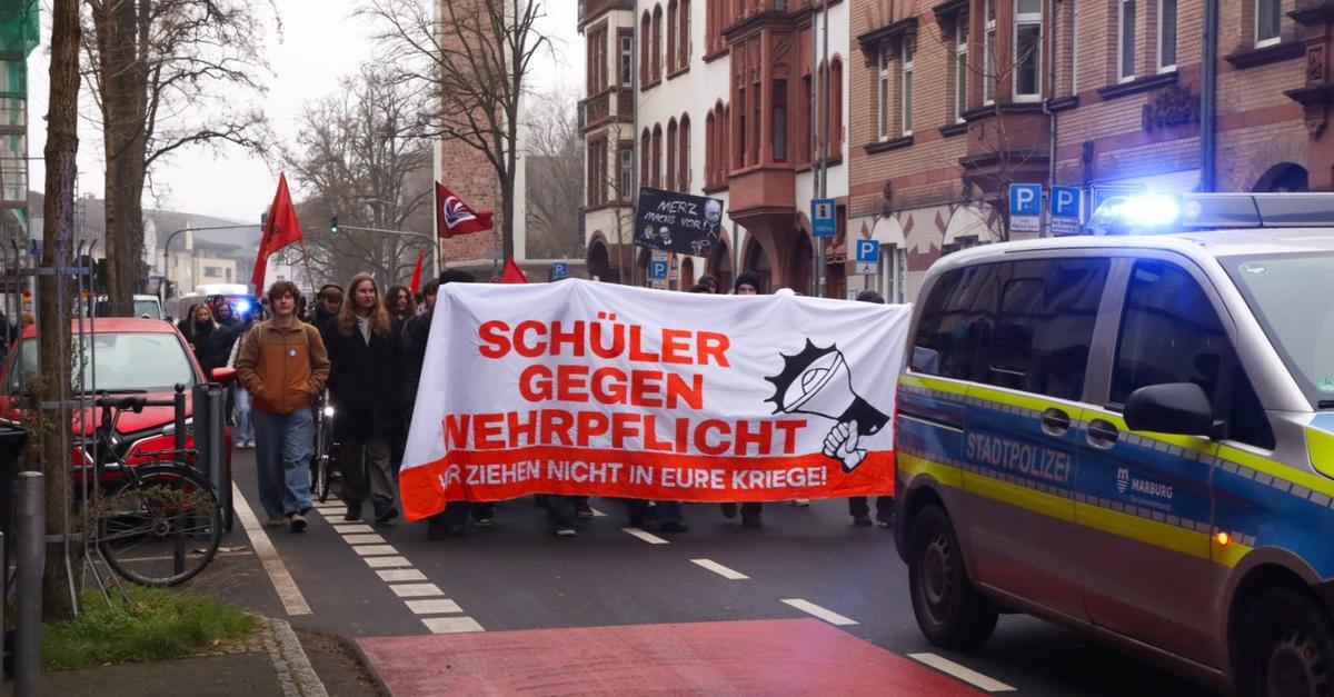 In-Marburg-gehen-Sch-ler-gegen-Wehrpflicht-auf-die-Stra-e