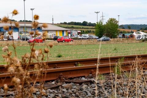 Zwischen Bahnlinie und Bundesstraße 62, in Höhe des Edeka-Marktes in Goßfelden, soll die neue Sporthalle entstehen.  Foto: Tobias Hirsch 