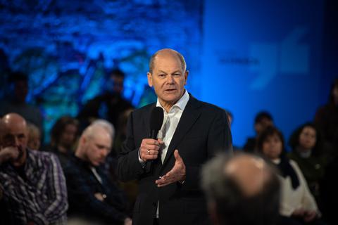Bundeskanzler Olaf Scholz (SPD) beantwortet beim Kanzlergespräch in Marburg Fragen von Bürgern.