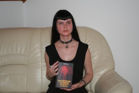 Die ukrainische Journalistin und Schriftstellerin Julia Mostowa ist wegen des Krieges nach Marburg geflüchtet. Ihr Buch „Mystische Legenden der ukrainischen Unterwelt“ will sie ins Deutsche übersetzen lassen.