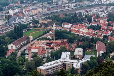 Muss laut Zukunftsvereinbarung von 2017 bis 31. Dezember 2024 abgeschlossen sein: die Baustelle der Kinder- und Jugendpsychiatrie am Ortenberg. Foto: Thorsten Richter 