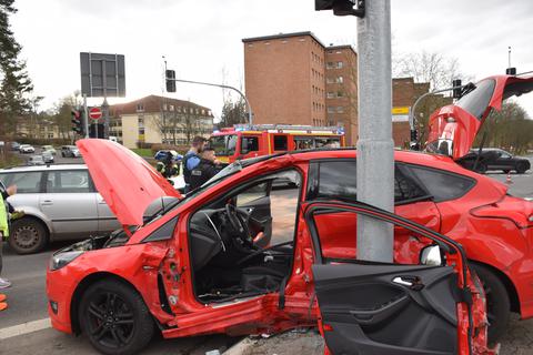 Die Feuerwehr Marburg musste die Fahrertür dieses Fahrzeuges abschneiden, um den eingeklemmten Insassen befreien zu können.