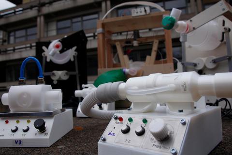 Die Prototypen des Behelfsbeatmungsgeräts für Corona-Patienten des "Breathing Projects" sind fertig. Jetzt fehlen offizielle Schreiben, um die Funktionsweise zu bestätigen.  Foto: Björn Wisker 