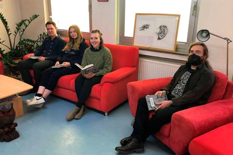 Lutz Hermann (v.l.), Hanna Bettelhäuser, Lisa Walter und Robin Feodor Hasler stellen in der Schulbibliothek ihr gemeinsames Buch "Atelier" vor. Im Hintergrund einige der darin enthaltenen Zeichnungen.   Foto: Markus Engelhardt 