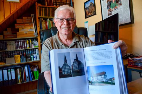 Herbert Merkel aus Niederwalgern forscht über die Fachwerkkirchen im Kreis und verfasst ein Buch. Foto: Ina Tannert 