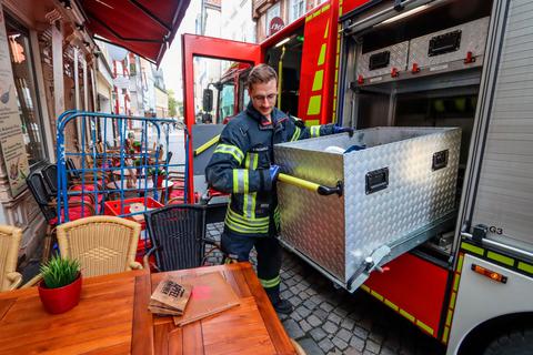 Erik Reinhold kann kaum die Rettungsgeräte herausholen, weil es in Marburgs Altstadt so eng ist. © Nadine Weigel