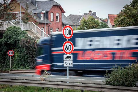 Im Mittelstreifen der Stadtautobahn B3 in Marburg stehen die neuen Schilder fürs Lastwagen-Tempolimit schon.