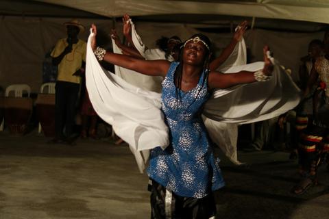 Mit Shows finanziert sich die „Sosolya Undugu Dance Academy“ normalerweisae auch selbst. Wegen der weltweiten Corona-Krise  fallen die Einnahmen auch in dem afrikanischen Land jetzt aus. Foto: Sosolya Undugu Familie