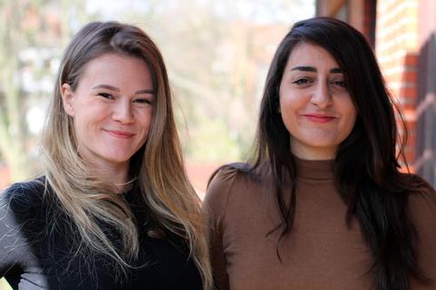 Verena Pfannenschmidt (links) und Nesil Yasar sind Lehrerinnen - und wollen per Crowdfunding eine deutschlandweite Corona-Hilfe-App auf den Markt bringen.  Foto: Steffen Koller 