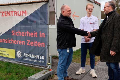 Landrat Jens Womelsdorf bedankt sich stellvertretend bei Karsten Oerder (JUH) für das Schnelltestangebot der Johanniter während der Pandemiezeit. © M. Schlick/Pressestelle Landkreis Marburg-Biedenkopf