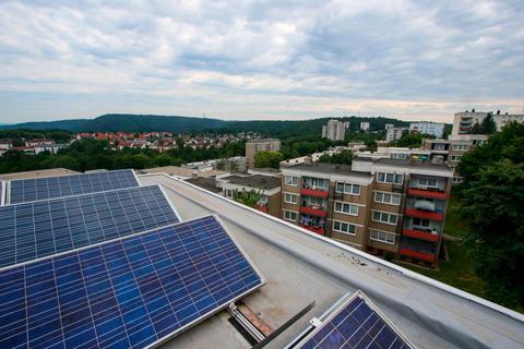 Die Stadt Marburg produziert auf einigen Dächern schon Solarstrom. Im kommenden Jahr sollen weitere Anlagen dazukommen. © Tobias Hirsch