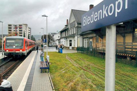 Die Tat geschah am Biedenkopfer Bahnhof: Zwei junge Männer sollen den Fahrdienstleiter geschlagen und in seinem eigenen Auto entführt haben.  Archivfoto: Hartmut Bünger 