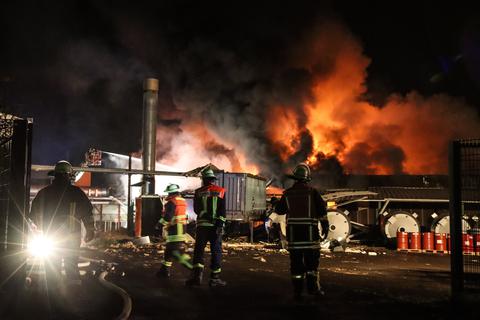 Am 2. Dezember 2021 geht die Marburger Tapetenfabrik in Kirchhain in Flammen auf (Foto). Am 24. Oktober 2022 melden Mitarbeiter erneut ein Feuer.