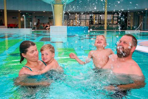 Frank und Sonja Kaiser mit Jakob (3 Jahre) und Julius (6 Jahre) nutzen den ersten Tag der Wiederöffnung des Spaßbades "Aquamar" in Marburg. Foto: Thorsten Richter 