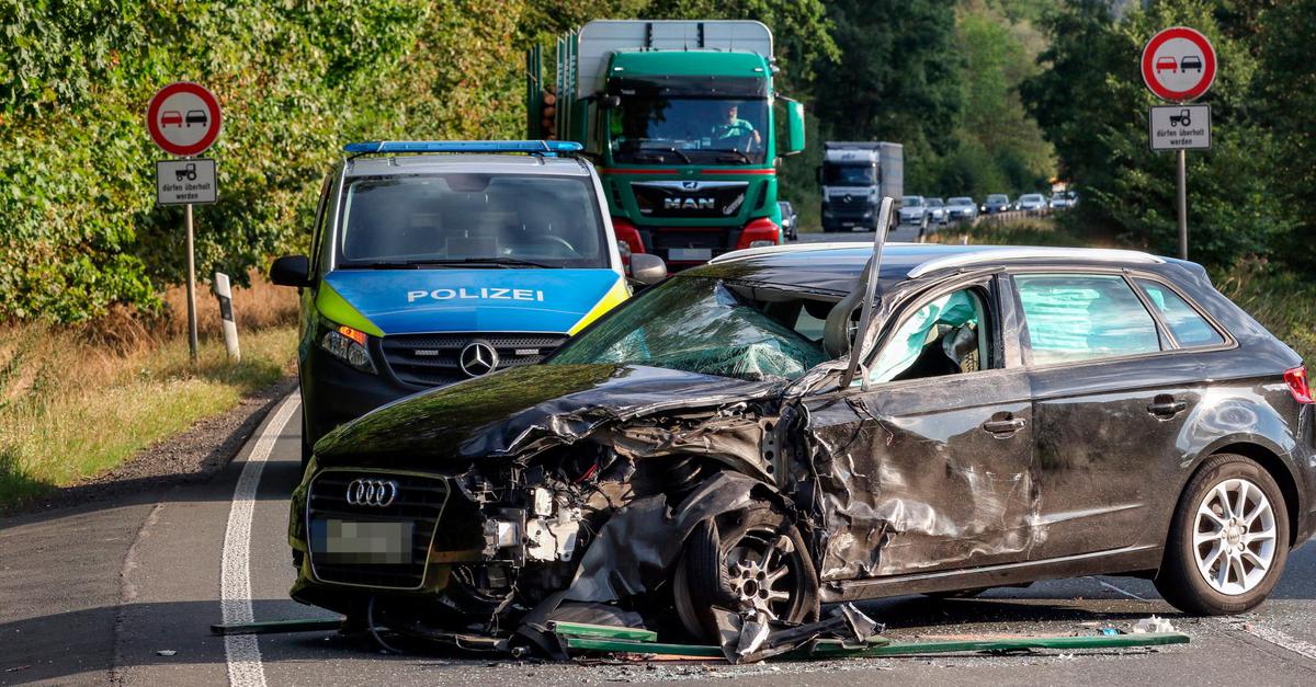 Autofahrerin Stirbt Nach Frontalzusammenstoß Mit Lkw Auf B 62