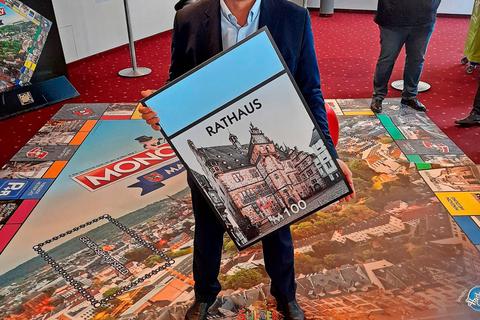 Rathauschef Thomas Spies präsentiert das neue Marburg-Monopoly. © Gianfranco Fain